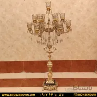 آباژور برنزی ایستاده کنار سالنی دو گل بزرگ پایه سنگی