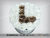 باکس گل حرف L استوانه هارد باکس با گل رز طلایی و سفید شماره ۱۵۴