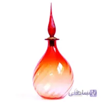 بطری شیشه ای موجدار در نیزه ای بلند قرمز