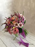 دسته گل عروس بنفش با گل آلستر داوودی
