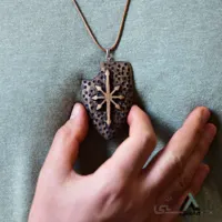 گردنبند چوبی طرح سپر