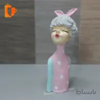 مجسمه پلی استری دختر لباس خال خالی