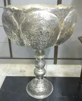 کاسه قلی پایه دار سیاه قلم گل و مرغ و چهره و شعر نقره نما کد ۱۰۱۵۰۸
