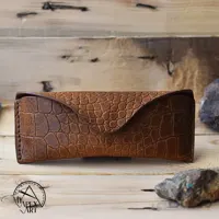 قاب عینک چرم طرح کروکودیلی