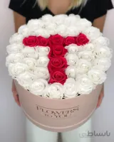 باکس گل استوانه ای هارد باکس با گل رز قرمز و سفید و طراحی حرف T شماره ۱۸۳