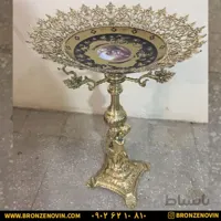 میوه خوری کنار سالنی برنزی پایه پسر بچه