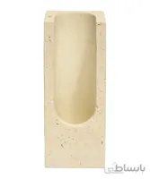 جا شمعی بتنی ایستاده