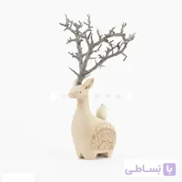 گوزن با شاخ طبیعی و یک پرنده