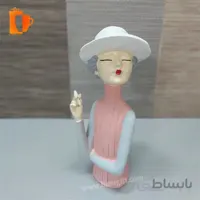 مجسمه پلی استری دختر سیگار به دست