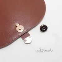 در کیف عسلی تیره 22 در 18 سانت با دکمه آهن ربا