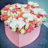 باکس گل قلبی با رز و ارکیده مدل آرنیکا کد ۰۱