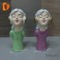 مجسمه پلی استری دختر هدفونی