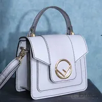 کیف دوشی و دستی زنانه چرم طبیعی گاوی کد ۱۰۲۳۸۲
