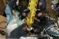 محدود سازی حرکات ستون مهره ها، بیحرکت سازی اندام ها و انتقال مصدومین