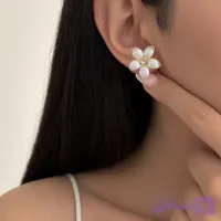 گوشواره گل صدفی