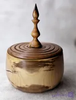 آجیل خوری در دار چوبی