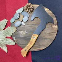 تبر فولادی یک تکه سعید بیات رنگ کوره مدل کوله ای یخ‌شکن‌ با دسته چوب طبیعی جنگلی (دست‌ساز زنجان)