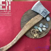 تبر فولادی مدل کنده زن آمریکایی سعید بیات (تیغه فولاد ریخته‌گری و دسته چوب نارون ۶۰ سانتی‌متری) دست ساز زنجان