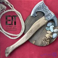 تبر فولادی مدل یخ شکن سعید بیات (تیغه فولاد ریخته‌گری دست‌ساز زنجان با دسته چوب نارون)