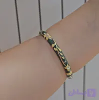 بنگل رنگ یشمی با آبکاری طلا درجه یک با طرح و نقشی منحصر به فرد و رنگ ثابت مناسب استفاده روزانه از آویدخت