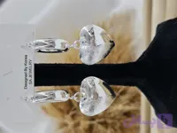 گوشواره قلب نقره ای آبکاری نقره قوی شده و رنگ نقره ای براقی داره بدلیل راحتی و کیفیت بالا مناسب استفاده دائم رنگ ثابت و ضد حساسیت از آویدخت