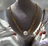 گردنبند کارتیه دو ردیفه کوتاه رنگ ثابت آبکاری رادیوم قوی و مناسب استفاده مجلسی و رورانه کیفیتش عالیه و طراحی زیبایی داره از آویدخت تهیه کن