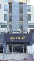 حروف استیل طلایی خشدار با نام ساختمان