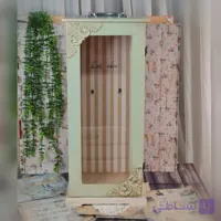 جعبه ی چوبی عروسک ویترینی پتینه وینتیج (فروش فقط همراه عروسک ۵۵ سانتی)
