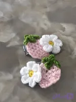 گیره موی بافتنی طرح توت‌فرنگی و گل سفید