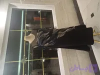 لباس شب زنانه قد میدی آستین بلند رنگ مشکی با پارچه کار شده مشکی دودی طلایی