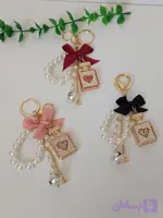 آویز سوئیچ و جاسوئیچی مرواریدی طرح بطری عطر نگین‌دار وارداتی