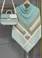 ست کیف و روسری زنانه طرح جدید ورساچه تیبا فیروزه ای روسری زنانه فیروزه ای کیفیت عالی کد mo1037