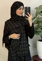 شال پلیسه مشکی سفید طرح چهارخانه شال پلیسه مشکی لمه دار