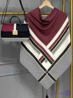 ست کیف و روسری زنانه طرح جدید ورساچه تیبا عنابی روسری زنانه عنابی کیفیت عالی کد mo1038