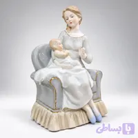 مجسمه چینی مادر و نوزاد روی صندلی