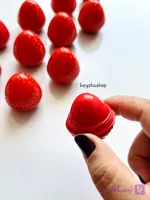 بالم لب حرارتی طرح توت فرنگی آبرسان و ترمیم کننده پوست لب براق کننده و ضد ترک و پوسته شدن لب