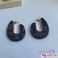گوشواره حلقه‌ای بیضی رزینی طرح ابروباد سورمه‌ای طلایی