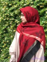 روسری نخ ابریشم دور لمه وارداتی طرح ال وی قواره۱۴۰