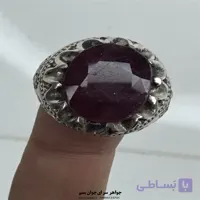 انگشتر یاقوت سرخ دانه‌اناری با مخراج زبرجد و رکاب نقره ۹۲۵