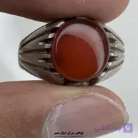 انگشتر عقیق سرخ آبدار با مخراج زمرد و رکاب نقره دست‌ساز