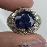 انگشتر یاقوت کبود با مخراج‌کاری زبرجد و رکاب نقره ۹۲۵