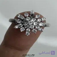 انگشتر زنانه نقره ۹۲۵ با طراحی گل‌مانند درخشان