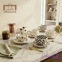 فنجان و نعلبکی خال‌ خالی سرامیکی