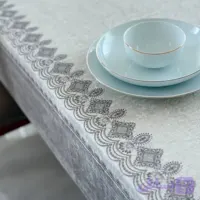رومیزی مخمل شانل ضدلک 6نفره طرح حاشیه نقره‌ای