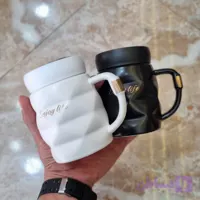 ماگ سفید مشکی در آیینه ای