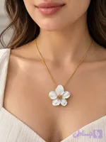 گردنبند پینترستی گل سفید
