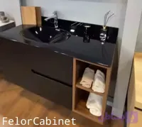 کابینت روشویی پی وی سی مدل 1065 با صفحه شیشه‌ای مشکی و دو درب داشبوردی با شلف چوبی جانبی