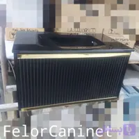 کابینت روشویی مدرن مدل ۱۰۸۷ با بدنه مشکی شیاردار و نوار طلایی
