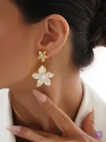 گوشواره زنانه گل صدفی آویز با آبکاری طلا نانو رنگ ثابت