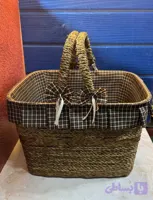 سبد پیک‌نیک حصیری مستطیل جادار با آستر پارچه‌ای چهارخونه و دسته فنری